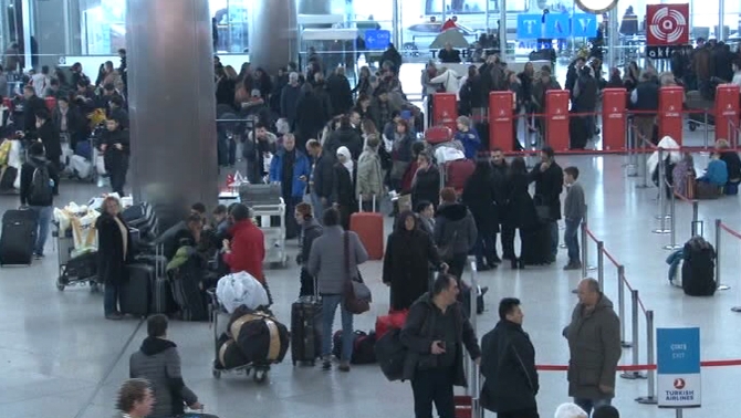 İstanbul'da kar ve tipi, Havalimanı’nda da hayatı durdurdu