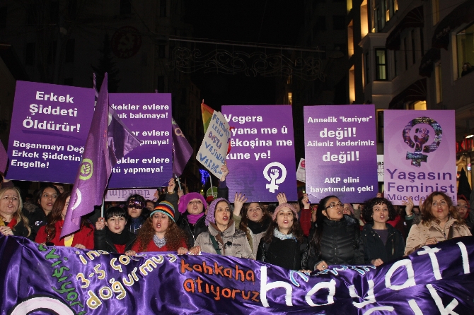 Mor Cadı kılığına giren Feministler, gece yürüdü