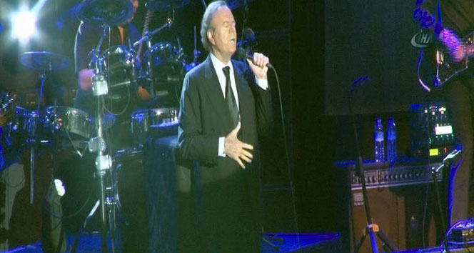 Julio Iglesias, İstanbul'da Arena'yı coşturdu