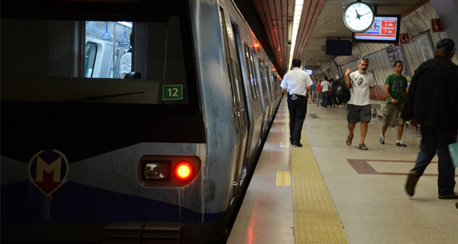 İstanbul'da elektrik kesildi.. Metro durdu