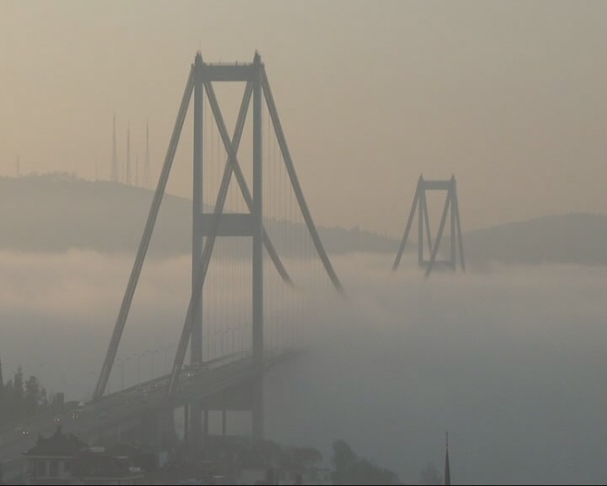 Sis, İstanbul'u çarşaf gibi kapladı