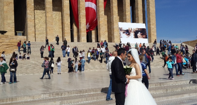 Çiftlerin yeni adresi Anıtkabir; orayı da 'türbe'ye çevirdiler!