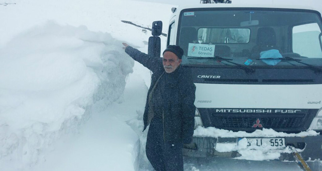 Erzurum’da kar adam boyunu geçti