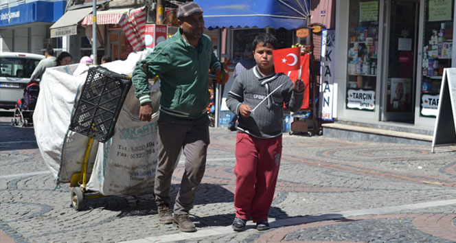 Yaşıtları bayramda o karton toplamada