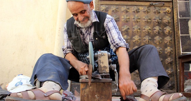 83 yaşında bıçak bileyip çocuklarını okutuyor