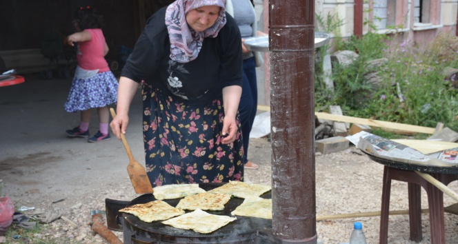 Cami yararına gözleme yaparak sattılar