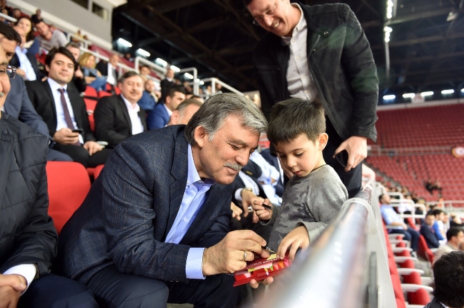 Abdullah Gül, kadınlar basketbol maçını izledi