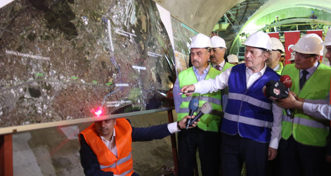 Kadir Topbaş metro şantiyesinde çok duygulanmış!