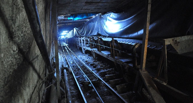 Madeni su bastı: 15 kişi mahsur