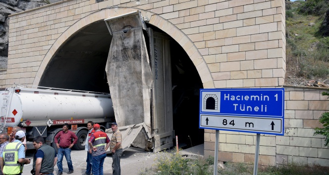 Açık unuttuğu dorsesiyle tünele girince...