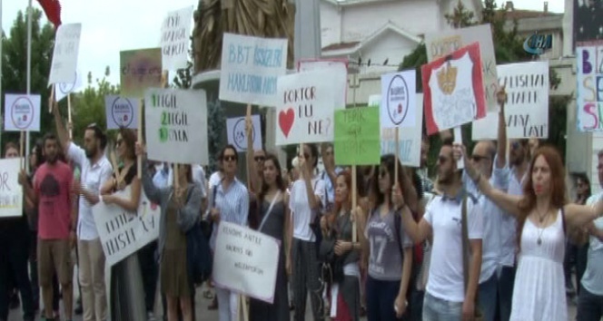 Bakırköy Belediyesi’nin işten çıkardığı tiyatroculardan eylem