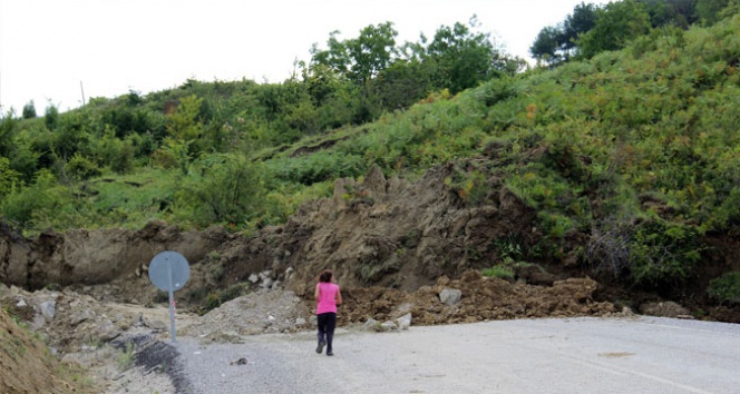 Dağ yola çöktü, iki ilçe arasındaki bağlantı koptu