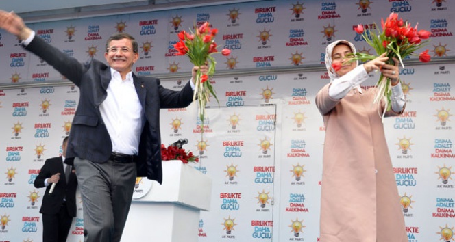 Davutoğlu: ‘Sare hanım 35 yıl önce anestezi yaptı, hala uyuşuk duruyorum’