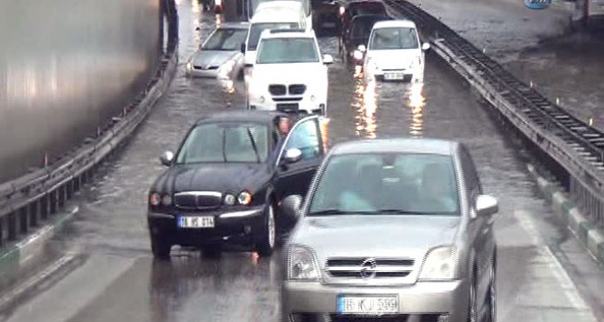 Sağanak yağış Bursa'yı felç etti