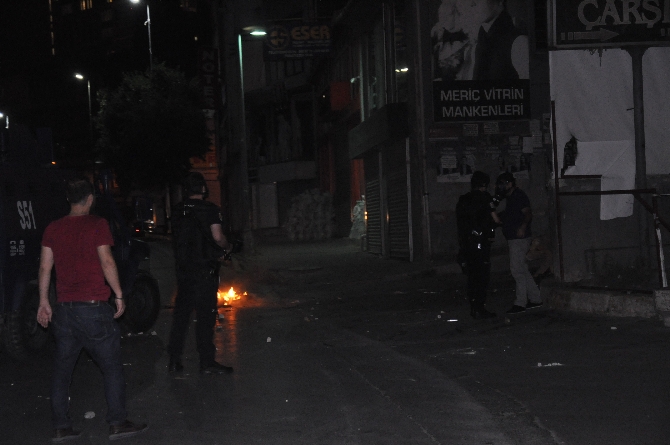 Hep aynı çapulcular! Beyoğlu’nda ateşlerle yol kapattı, camları kırdılar