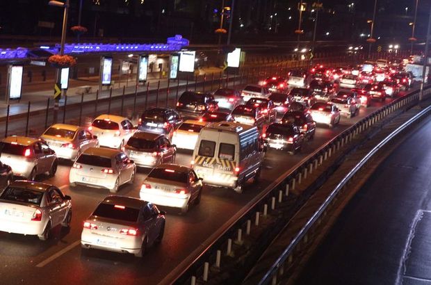 Bayram yoğunluğu trafiği felç etti