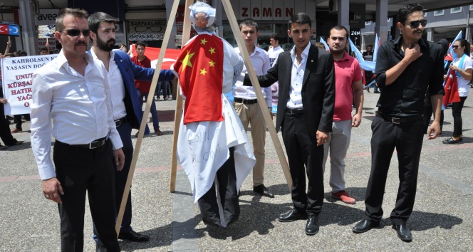 Balıkesir’deki eylemde Mao’yu astılar