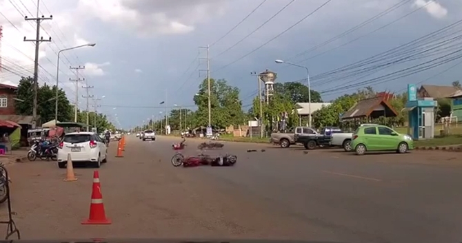 İki motosikletli çarpıştı, onlarca metre sürüklendi