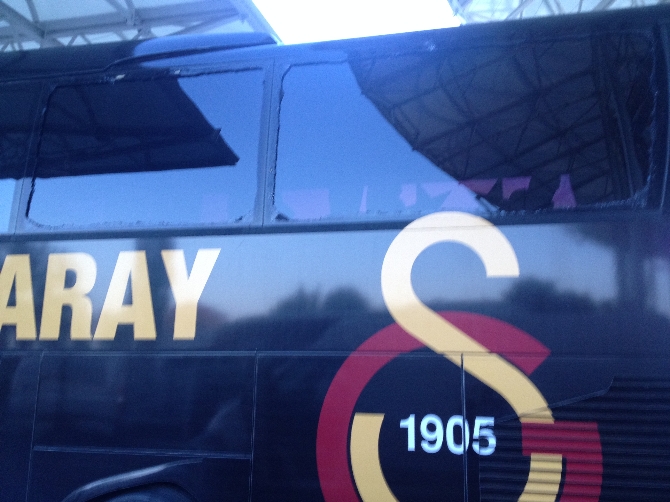 Ankara'da olay! Galatasaray otobüsü taşlandı