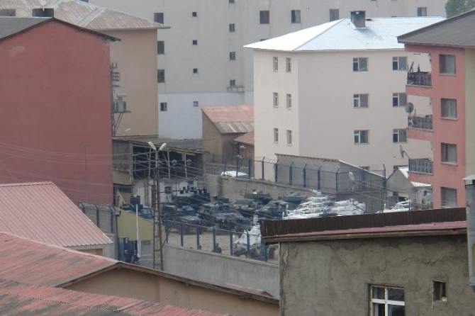 Hakkari’de polis binasına roketli saldırı ve çatışma!