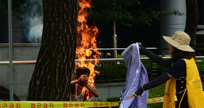 Güney Koreli eylemci Japonya'yı protesto için kendini yaktı