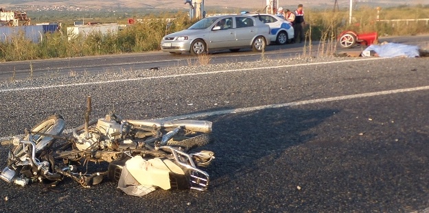 Oromobil motosiklete çarptı: 2 ölü