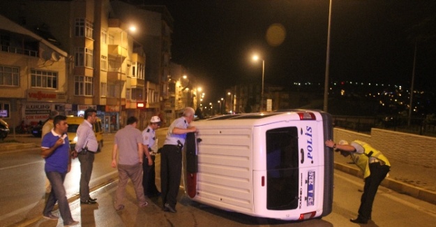 Polis otosu devrildi: 1 polis yaralı