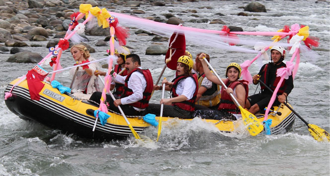 Rize'de 'rafting'li düğün