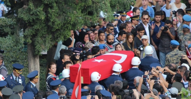 Acılı anne oğlunun tabutuna omuz verdi