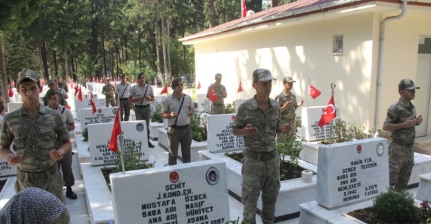 Askerler dua etti, aileler gözyaşlarına boğuldu