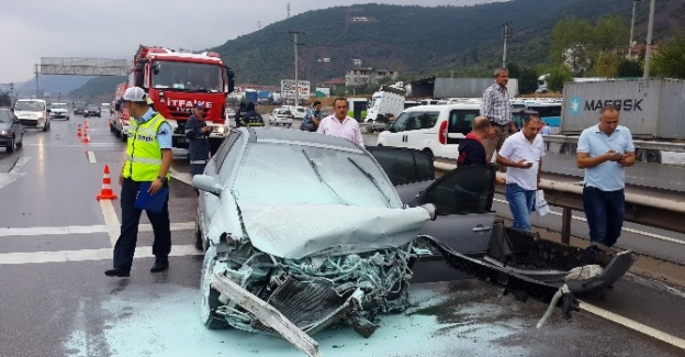 Bariyerlere çarpan araç parçalandı: 2 yaralı