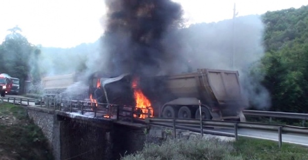 Beykoz’da çarpışan kamyonlar alev aldı