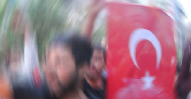 HDP tabelasını indirip, Türk bayrağı astılar