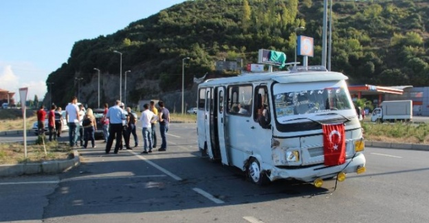 İşçi servisi otomobile çarptı: 10 yaralı