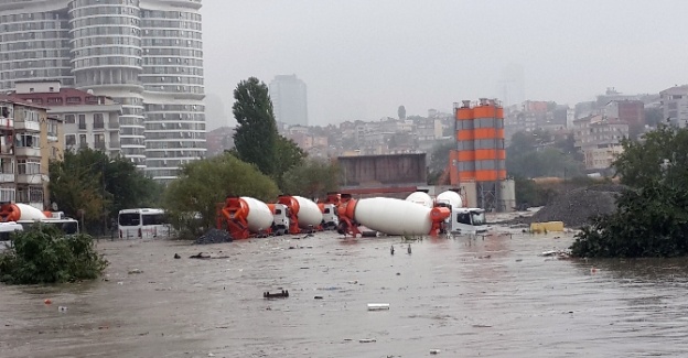 Kurbağalıdere taştı, kamyonlar su altında kaldı