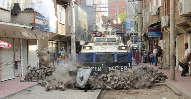 Polis barikatları iş makineleriyle yıktı