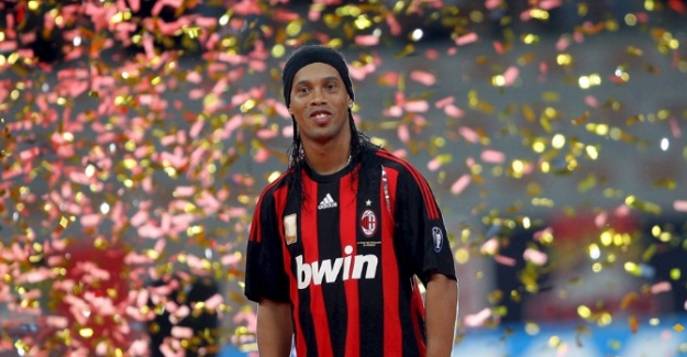 Ronaldinho ortada kaldı