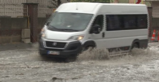 Sağanak yağış yolları göle çevirdi