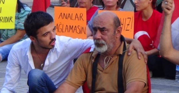 Şehitler için gözü yaşlı protesto