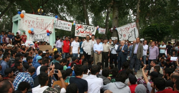 Sığınmacılar Vali’yi protesto etti