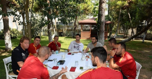 Sneijder’den takım arkadaşlarına barbekü partisi