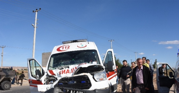 Ambulans ile polis aracı çarpıştı