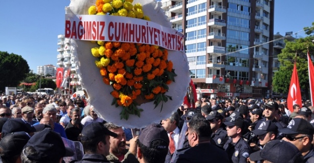 Atatürk Anıtına çelenk koyma gerginliği