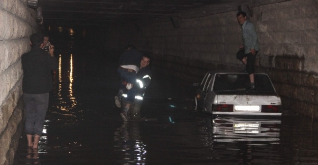 Boğulmamak için otomobilin üzerine çıktılar