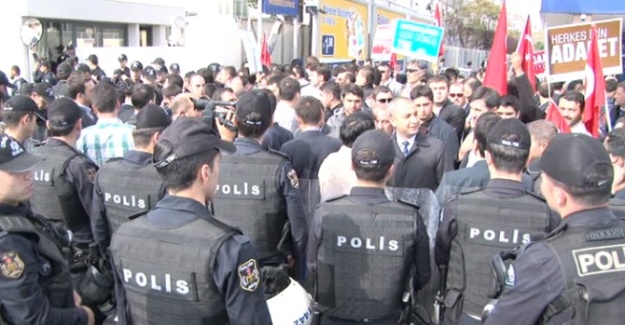 Koza İpek Holding önünde polise mukavemet