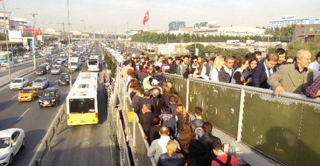 Metrobüs durağında insan seli !