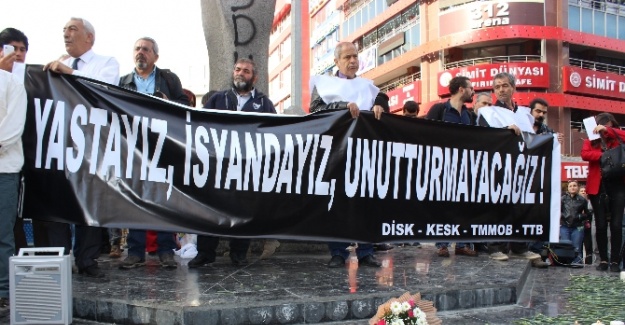 Ölenleri ’oturarak’ andılar