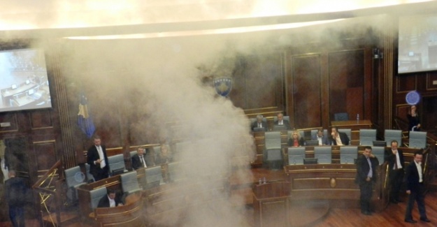 Vekiller Meclis Salonuna göz yaşartıcı gaz attı