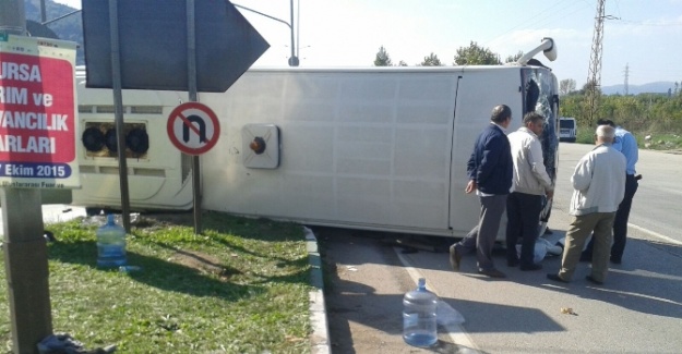 Yolcu midibüsü yan yattı: 31 yaralı