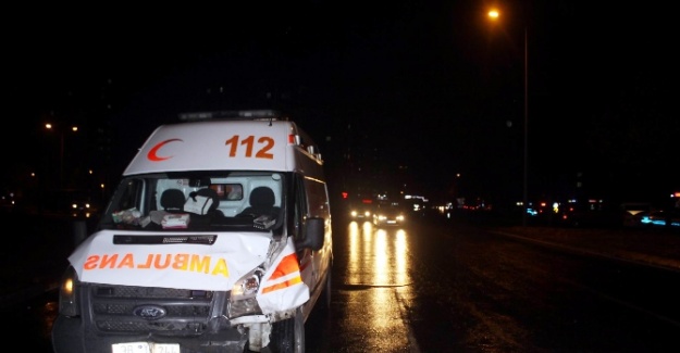 Ambulansa minibüs çarptı: 5 yaralı